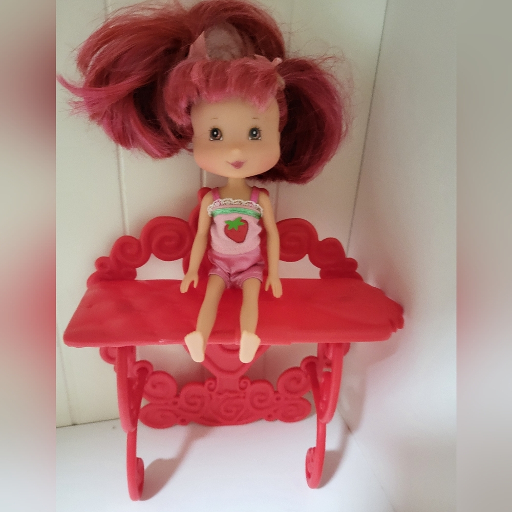 Playmates 2006 Strawberry Shortcake & Sweet Sleepover Doll and Bed
